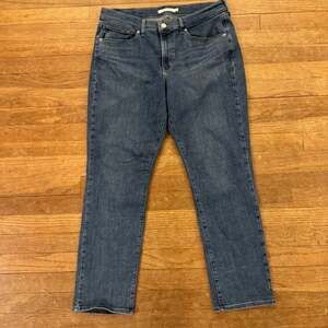 Levi's Classic Straight medium wash midrise ankle jeans pants size 12
 b47